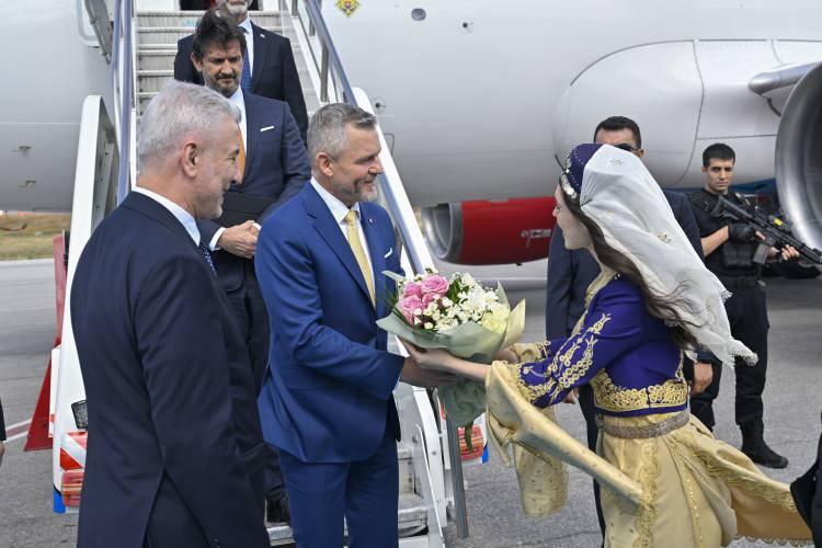 <p><span style="color:#B22222"><strong>SLOVAKYA </strong></span></p>

<p>Slovakya Cumhurbaşkanı Peter Pellegrini Esenboğa Havalimanı'na geldi. Cumhurbaşkanı Pellegrini'yi havalimanına gelişinde Ticaret Bakanı &Ouml;mer Bolat&nbsp; karşıladı.</p>
