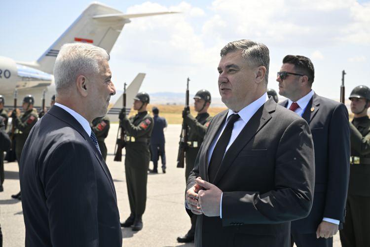 <p><span style="color:#B22222"><strong>HIRVATİSTAN CUMHURBAŞKANI ZORAN MİLANOVİC, ESENBOĞA HAVALİMANI'NA GELDİ</strong></span></p>

