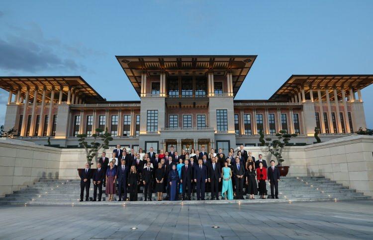 <p><strong>İŞTE LİDERLERE VERİLEN AKŞAM YEMEĞİNİN MEN&Uuml;S&Uuml;</strong></p>
