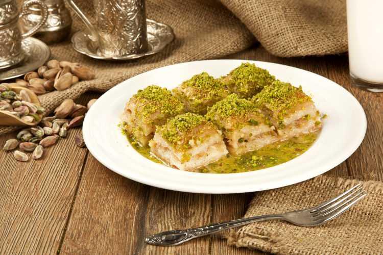 <p><strong>TATLI</strong></p>

<p>S&Uuml;TL&Uuml; NURİYE:</p>

<p>Antep fıstığı k&ouml;p&uuml;ğ&uuml;, maraş dondurması ve bergamot ile.</p>
