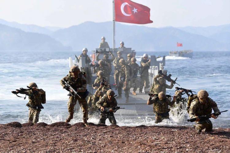 <p><span style="color:#B22222"><strong>AVRUPA'NIN EN FAZLA TANKA SAHİP &Uuml;LKESİ&nbsp;</strong></span></p>

<p>Global Firepower verilerine g&ouml;re T&uuml;rkiye, tank sayısı bakımından Avrupa'nın en b&uuml;y&uuml;k filosuna sahip &uuml;lke konumunda bulunuyor.</p>

<p>T&uuml;rk Silahlı Kuvvetleri'nin mevcut envanterinde yaklaşık 481 bin aktif personel, 380 bin yedek personel ve 150 bin paramiliter personel bulunuyor.</p>
