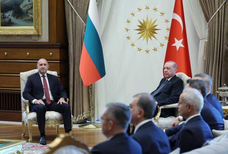 <p><span style="color:#B22222"><strong>DİPLOMASİ TRAFİĞİ BAŞLADI&nbsp;</strong></span><br />
<br />
Erdoğan, yarın başlayacak 36'ncı NATO Zirvesi &ouml;ncesinde Beştepe'de &ouml;nemli g&ouml;r&uuml;şmeler ger&ccedil;ekleştiriyor.</p>
