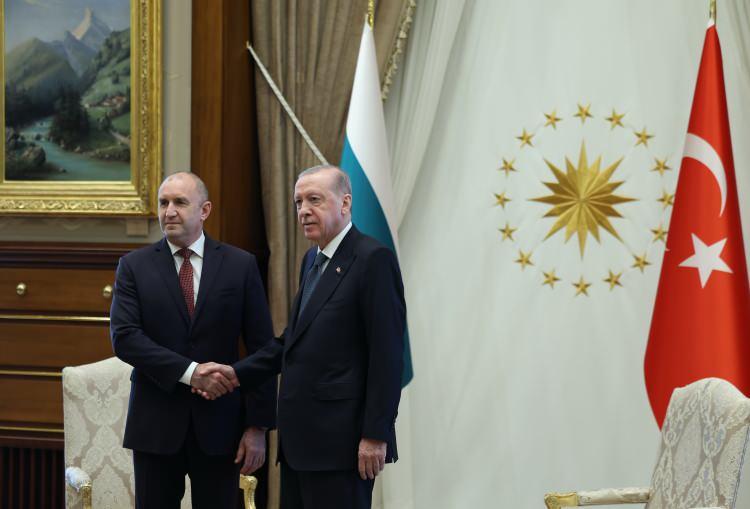<p>Erdoğan, Rutte ile g&ouml;r&uuml;şmesi &ouml;ncesinde Beştepe'de Bulgaristan Başbakanı Rumen Radev ile bir araya geldi.&nbsp;</p>

