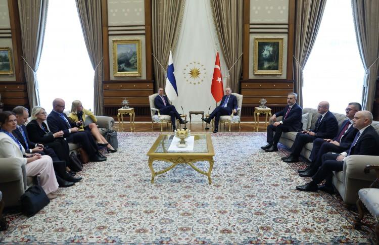 <p>G&ouml;r&uuml;şmede Dışişleri Bakanı Hakan Fidan Hazine ve Maliye Bakanı Mehmet Şimşek, Cumhurbaşkanlığı İletişim Başkanı Burhanettin Duran ile Cumhurbaşkanı Dış Politika ve G&uuml;venlik Başdanışmanı Akif &Ccedil;ağatay Kılı&ccedil; da yer aldı.</p>
