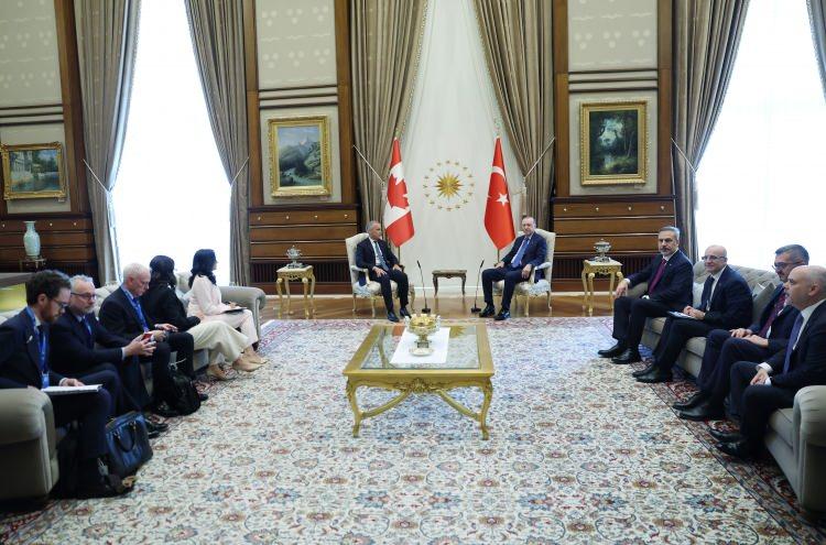 <p>G&ouml;r&uuml;şmede Dışişleri Bakanı Hakan Fidan Hazine ve Maliye Bakanı Mehmet Şimşek, Cumhurbaşkanlığı İletişim Başkanı Burhanettin Duran ile Cumhurbaşkanı Dış Politika ve G&uuml;venlik Başdanışmanı Akif &Ccedil;ağatay Kılı&ccedil; da yer aldı.</p>

