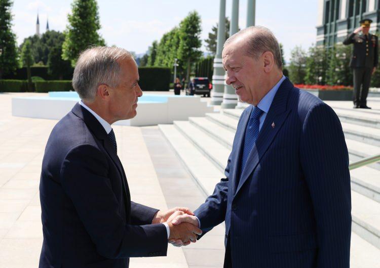 <p><span style="color:rgb(178, 34, 34)"><strong>KANADA</strong></span><br />
<br />
Cumhurbaşkanı Recep Tayyip Erdoğan, 36.⁠ ⁠NATO Devlet ve H&uuml;k&uuml;met Başkanları Zirvesi kapsamında Ankara'ya gelen Kanada Başbakanı Mark Carney'i, Cumhurbaşkanlığı K&uuml;lliyesi'nde kabul etti.</p>
