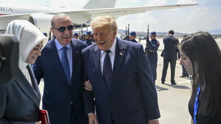 <p><span style="color:rgb(178, 34, 34)"><strong>TRUMP</strong></span><br />
<br />
Cumhurbaşkanı Recep Tayyip Erdoğan, Ankara&rsquo;da d&uuml;zenlenen 36.⁠ ⁠NATO Devlet ve H&uuml;k&uuml;met Başkanları Zirvesi &ouml;ncesi T&uuml;rkiye'ye resmi ziyaret ger&ccedil;ekleştiren ABD Başkanı Donald Trump'ı Ankara Havalimanı'nda karşıladı.</p>
