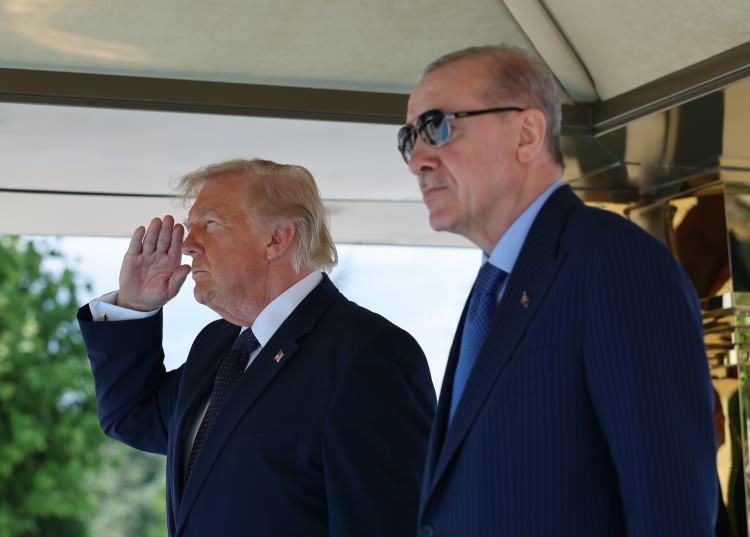 <p>Ardından Erdoğan T&uuml;rkiye'ye resmi ziyaret ger&ccedil;ekleştiren ABD Başkanı Donald Trump'ı, Cumhurbaşkanlığı K&uuml;lliyesi&rsquo;nde t&ouml;renle karşıladı.</p>
