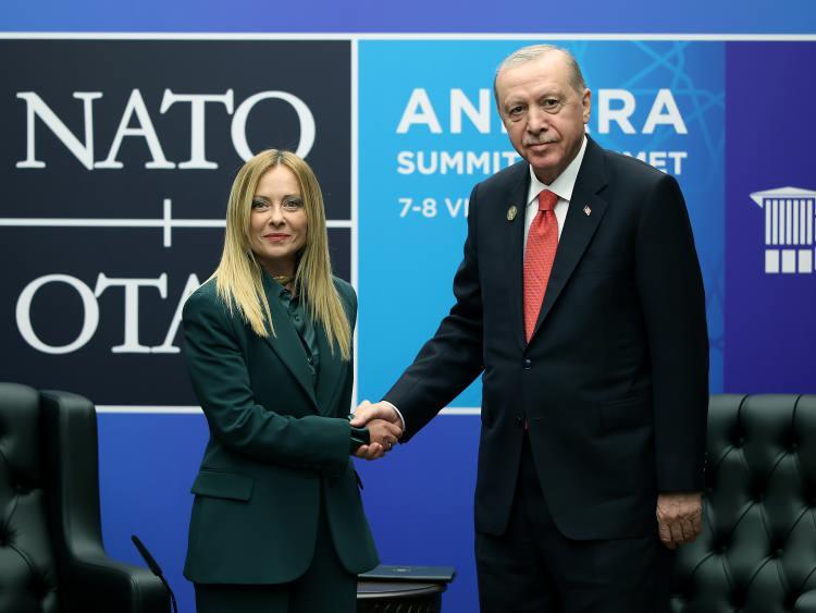 <p><span style="color:#B22222"><strong>MELONİ&nbsp;</strong></span></p>

<p>Cumhurbaşkanlığı K&uuml;lliyesi'nde ger&ccedil;ekleştirilen 36.⁠ ⁠NATO Devlet ve H&uuml;k&uuml;met Başkanları Zirvesi kapsamında Cumhurbaşkanı Recep Tayyip Erdoğan ve İtalya Başbakanı Giorgia Meloni bir araya geldi.</p>

<p>&nbsp;</p>
