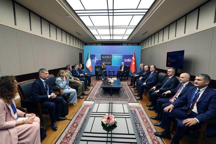 <p>Cumhurbaşkanlığı K&uuml;lliyesi'nde ger&ccedil;ekleştirilen 36.⁠ ⁠NATO Devlet ve H&uuml;k&uuml;met Başkanları Zirvesi kapsamında Cumhurbaşkanı Recep Tayyip Erdoğan ve İtalya Başbakanı Giorgia Meloni bir araya geldi. Toplantıda, Dışişleri Bakanı Hakan Fidan (sağ 6), Milli Savunma Bakanı Yaşar G&uuml;ler (sağ 5), AK Parti Genel Başkan Yardımcısı ve Parti S&ouml;zc&uuml;s&uuml; &Ouml;mer &Ccedil;elik (sağ 4), Cumhurbaşkanlığı İletişim Başkanı Burhanettin Duran (sağ 3), Cumhurbaşkanı Dış Politika ve G&uuml;venlik Başdanışmanı Akif &Ccedil;ağatay Kılı&ccedil; (sağ 2) ile Cumhurbaşkanlığı G&uuml;venlik ve Dış Politikalar Kurulu Başkanvekili, B&uuml;y&uuml;kel&ccedil;i &Ccedil;ağrı Erhan (sağda) da hazır bulundu.</p>

<p>&nbsp;</p>
