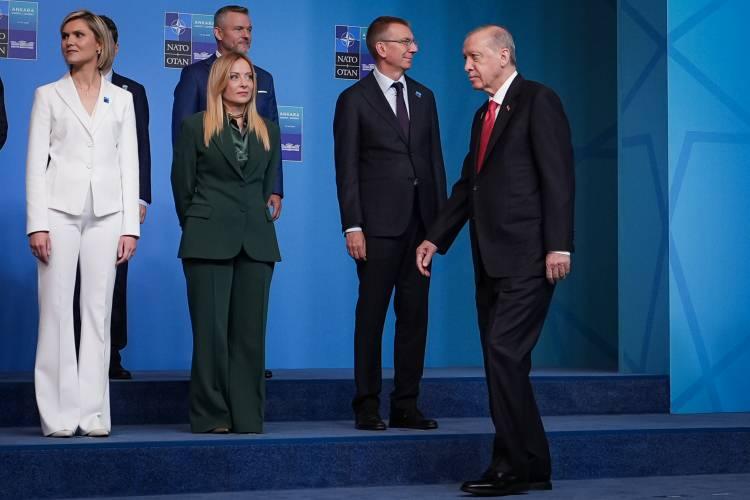 <p><span style="color:#B22222"><strong>MELONI'DEN ERDOĞAN'A "TRUMP" RİCASI!</strong></span></p>

<p>&nbsp;</p>

<p>&nbsp;İtalya'nın &ouml;nde gelen gazetesi Corriere della Sera'nın sızdırdığı&nbsp; iddiaya g&ouml;re, son d&ouml;nemde sosyal medyada Trump ile sert bir <strong><span style="color:#B22222">"fotoğraf &ccedil;ektirme"</span> </strong>tartışması yaşayan ve ağır polemiklere giren İtalya Başbakanı Giorgia Meloni, zirve &ouml;ncesinde Cumhurbaşkanı Erdoğan'ı telefonla arayarak &ccedil;ok &ouml;zel bir ricada bulundu.</p>

<p>&nbsp;</p>

<p>Meloni, ev sahibi Erdoğan'dan, NATO toplantılarının Trump'ın i&ccedil; siyasi şovlarına alet edilmemesi adına m&uuml;mk&uuml;n olduğunca "teknik ve operasyonel" bir zeminde y&uuml;r&uuml;t&uuml;lmesini rica etti.</p>

<p>&nbsp;</p>

<p>Daha &ouml;nce de Trump, Truth Social'da Meloni ile tokalaştığı bir fotoğrafın &uuml;zerine "Uzaklaştırma kararı gerekiyor" yazarak provokasyona imza atmıştı.</p>
