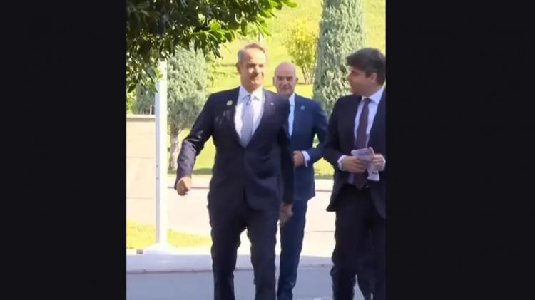 <p><span style="color:#B22222"><strong>Mİ&Ccedil;OTAKİS'İN Y&Uuml;R&Uuml;Y&Uuml;Ş&Uuml; KEMAL SUNAL'IN 'SAHTE KABADAYI' KARAKTERİNE BENZETİLDİ</strong></span></p>
