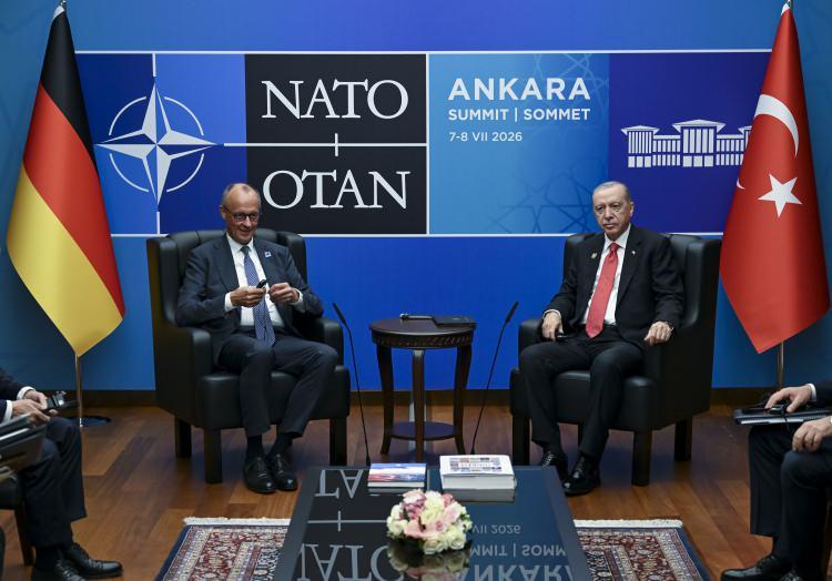 <p><span style="color:#B22222"><strong>&nbsp;ALMANYA BAŞBAKANI&nbsp;</strong></span></p>

<p>Cumhurbaşkanlığı K&uuml;lliyesi'nde ger&ccedil;ekleştirilen 36.⁠ ⁠NATO Devlet ve H&uuml;k&uuml;met Başkanları Zirvesi kapsamında Cumhurbaşkanı Recep Tayyip Erdoğan ve Almanya Başbakanı Friedrich Merz bir araya geldi.</p>

