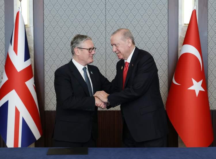 <p>Cumhurbaşkanlığı K&uuml;lliyesi'nde ger&ccedil;ekleştirilen 36.⁠ ⁠NATO Devlet ve H&uuml;k&uuml;met Başkanları Zirvesi kapsamında Cumhurbaşkanı Recep Tayyip Erdoğan, İngiltere Başbakanı Keir Starmer ile bir araya geldi.</p>

