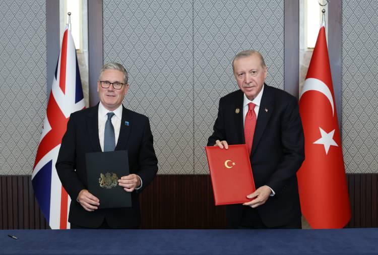 <p>G&ouml;r&uuml;şmenin ardından, Cumhurbaşkanı Erdoğan ve Stamer tarafından ikili anlaşmalara imza atıldı.</p>
