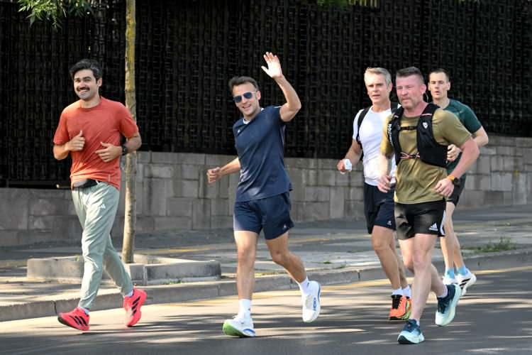 <p><span style="color:#B22222"><strong>MACRON SABAH KOŞUSUNDA</strong></span></p>

<p>Fransa Cumhurbaşkanı Emmanuel Macron, g&uuml;ne İran Caddesi'nde yaptığı sabah koşusuyla başladı. Macron'un antrenmanı geniş g&uuml;venlik &ouml;nlemleri altında ger&ccedil;ekleştirildi.</p>
