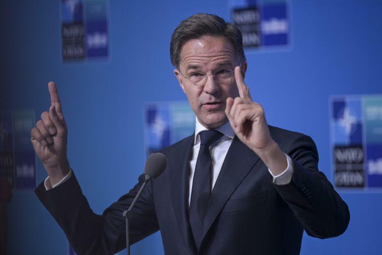 <p>Daha g&uuml;&ccedil;l&uuml; NATO'nun daha g&uuml;&ccedil;l&uuml; birlik demek olduğunun altını &ccedil;izen Rutte, bu mottoyla hareket ettiklerini lide getirdi. Rutte, "Lahey&rsquo;de belirlenen &uuml;lkelerin gayrisafi yurt i&ccedil;i hasılasının y&uuml;zde 5&rsquo;ini savunmaya ayırma hedefi vardı. Bu yıl y&uuml;zde 4&rsquo;e ulaşıyoruz. NATO artık daha g&uuml;&ccedil;l&uuml;." diye konuştu.</p>

<p>Savunma sanayisinde de ilerlemelerin sağlandığını ifade eden Rutte, "&Uuml;lkeler artık y&uuml;zde 5&rsquo;lik hedefine ulaşmalı." a&ccedil;ıklamasında bulundu.</p>
