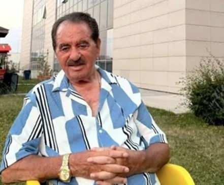 <p>Ahmet Tatlıses babasının miras a&ccedil;ıklaması hakkında da şu ifadeleri kullandı; "O kadar evladın var; evlatlarını ge&ccedil;, torunların, hatta onların da &ccedil;ocukları var. Asla &ouml;yle bir şey olamaz. İbrahim Bey bir gaf yaptı. Aklıselim d&uuml;ş&uuml;nen bir insan zaten bunu s&ouml;ylemez. Devlet de zaten o mirası alacak durumda değil. Devlet kendi kendine, 'Ben aciz miyim? Evlatların varken sen malını bana veriyorsun? &Ouml;nce onlara bakacaksın.' der."</p>
