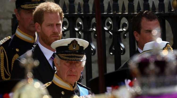 <p>Prens Harry&rsquo;nin İngiltere ziyareti daha başlamadan yeni bir Buckingham Sarayı krizine d&ouml;n&uuml;şt&uuml;. Sussex D&uuml;k&uuml;&rsquo;n&uuml;n Londra ziyareti sırasında Buckingham Sarayı&rsquo;nda kalacağı duyuruldu ancak Saray kısa s&uuml;re sonra bu bilgiyi yalanladı.&nbsp;</p>

<p>&nbsp;</p>
