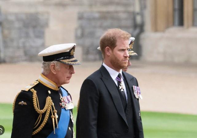 <p><span style="color:#B22222"><strong>BUCKINGHAM SARAYI İDDİAYI YALANLADI</strong></span></p>

<p>Buckingham Sarayı, Sussex D&uuml;k&uuml;'n&uuml;n sarayda konaklamayacağını duyurdu. B&ouml;ylece sabah saatlerinde Harry'nin s&ouml;zc&uuml;s&uuml; tarafından yapılan "davet kabul edildi" a&ccedil;ıklaması kısa s&uuml;re i&ccedil;inde yalanlanmış oldu.&nbsp;</p>
