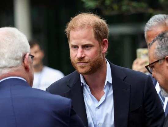 <p><strong>"SON ANDA GERİ &Ccedil;EKİLDİLER"</strong></p>

<p>Harry&rsquo;nin s&ouml;zc&uuml;s&uuml;, Kral Charles tarafından yapılan konaklama teklifinin <strong>&ldquo;son anda geri &ccedil;ekildiğini&rdquo;</strong> s&ouml;yledi. S&ouml;zc&uuml;, geri &ccedil;ekme gerek&ccedil;esi olarak Harry&rsquo;nin Associated Newspapers davasında beklenen mahkeme kararının g&ouml;sterildiğini ifade etti.</p>

<p>&nbsp;</p>
