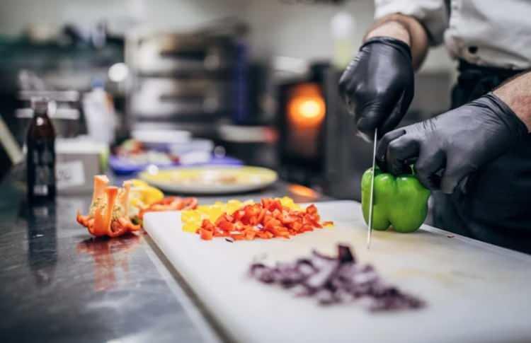 <p>Restoranlarda ve b&uuml;y&uuml;k yemek şirketlerinde mutfakta &ccedil;alışan şeflerin ve &ccedil;alışma ekibinin sıklıkla mavi yara bandı kullandığını fark ettiniz mi? Bunun arkasında gıda g&uuml;venliğini sağlayan &ouml;nemli bir neden yatıyor.</p>
