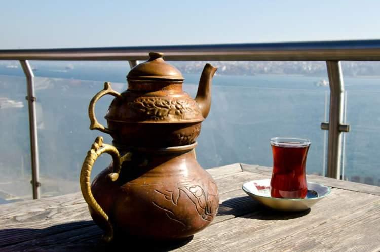 <p><strong>Yemekten hemen sonra t&uuml;ketilen &ccedil;ay ve T&uuml;rk kahvesi, i&ccedil;erdiği tanen nedeniyle demir emilimini azaltabiliyor.</strong></p>
