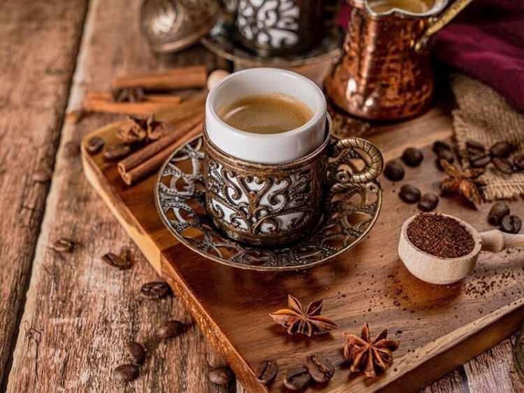 <p><strong>Bu durum &ouml;zellikle demir eksikliği bulunan kişiler i&ccedil;in &ouml;nem taşıyor. Uzmanlar, &ccedil;ay ve kahvenin yemeklerden en az bir saat sonra t&uuml;ketilmesini tavsiye ediyor.</strong></p>
