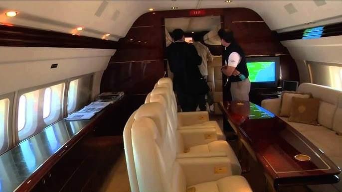<p><span style="color:#B22222"><strong>U&Ccedil;AN KALE</strong></span></p>

<p>&nbsp;</p>

<p>Bir u&ccedil;ağın "Air Force One" &ccedil;ağrı kodunu alabilmesi i&ccedil;in sadece konforlu değil, aynı zamanda aşılmaz bir kale olması gerekiyor. Yeni u&ccedil;ak, olası f&uuml;ze saldırılarına karşı gelişmiş elektronik harp sistemleri, n&uuml;kleer patlamaların neden olacağı elektromanyetik dalgalara (EMP) karşı &ouml;zel zırhlama ve kızıl&ouml;tesi yanıltıcılarla donatıldı.</p>

<p>&nbsp;</p>

<p>Ayrıca u&ccedil;ağın i&ccedil;ine entegre edilen askeri d&uuml;zeydeki g&uuml;venli iletişim ağları, <strong>Başkan Trump'ın havada seyrederken bile n&uuml;kleer kodları y&ouml;netmesine ve ordunun t&uuml;m kademeleriyle kesintisiz, şifreli bir bağlantı kurmasına olanak tanıyor.</strong></p>
