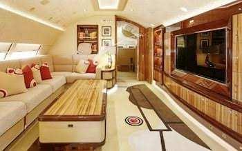 <p><span style="color:#B22222"><strong>AHŞAP VE DERİ İŞ&Ccedil;İLİĞİ &Ouml;N PLANDA</strong></span></p>

<p>&nbsp;</p>

<p>Altın varaklı ince detaylardan vazge&ccedil;ilip Amerikan protokol&uuml;ne uygun, daha sade ancak son derece zarif ahşap ve deri iş&ccedil;iliğinin ağırlıkta olduğu bu yeni tasarım, uzun okyanus &ouml;tesi u&ccedil;uşlarda bile maksimum konforu garanti ediyor.</p>
