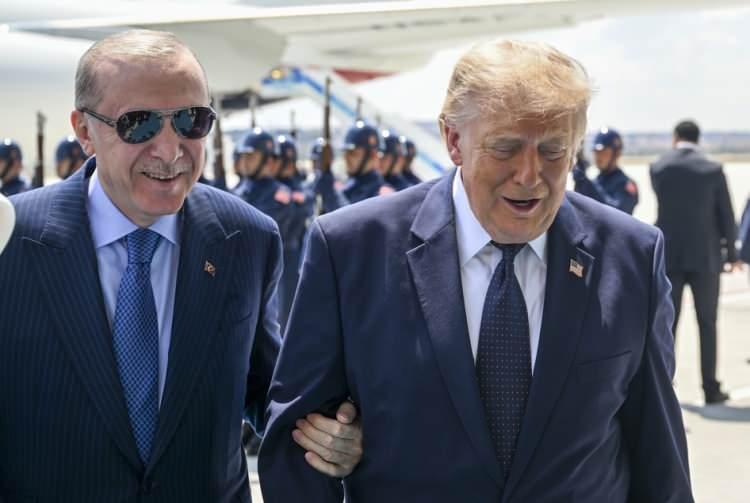 <p>Sohbet sırasında Trump'ın &ldquo;Bu u&ccedil;ağın ilk uluslararası u&ccedil;uşu. Yepyeni bir u&ccedil;ak.&rdquo; dediği duyuldu.</p>

<p><br />
&nbsp;<br />
Katar tarafından ABD'ye hediye edilen yaklaşık 500 milyon dolar değerindeki Boeing 747-8, ABD Hava Kuvvetleri tarafından "u&ccedil;an Beyaz Saray"a d&ouml;n&uuml;şt&uuml;r&uuml;lm&uuml;şt&uuml;.</p>

<p><br />
&nbsp;<br />
<strong>Trump'ın T&uuml;rkiye'ye ziyareti, u&ccedil;ağın ilk uluslararası g&ouml;revlerinden biri oldu.</strong></p>
