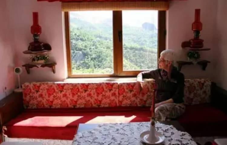 <p>Yaz aylarını Kemaliye'de, kış aylarını ise İstanbul'da ge&ccedil;iren Taştan &ccedil;ifti, Haziran ayı sonunda evi satışa &ccedil;ıkarırken, il&ccedil;enin sembolleri arasında g&ouml;sterilen yapıyı satışa &ccedil;ıkardı.</p>
