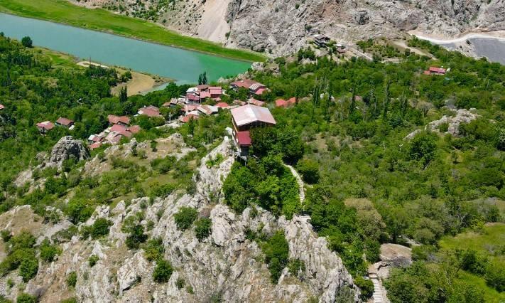 <p>Vadinin ve il&ccedil;e yolunun g&ouml;r&uuml;lebildiği konumuyla dikkat &ccedil;eken ev, zamanla Kemaliye'nin en &ccedil;ok fotoğraflanan yapılarından biri olurken, yerli ve yabancı turistlerin uğrak noktalarından biri haline geldi.</p>
