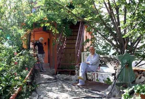 <p>Yaklaşık iki yıl s&uuml;ren &ccedil;alışmalar sonunda tamamlanan eve, kayalığa oyulan 96 basamaklı merdivenle ulaşılıyor.</p>
