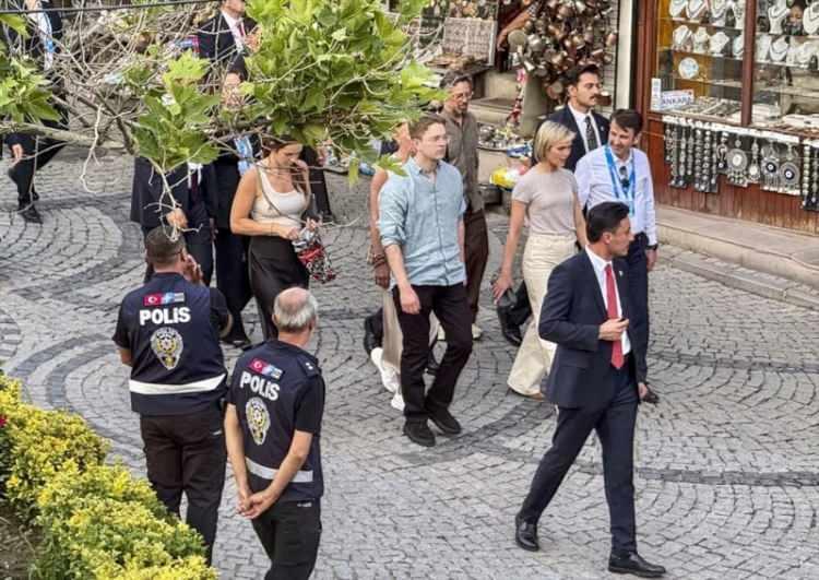 <p><span style="color:#B22222"><strong>İŞTE T&Uuml;M D&Uuml;NYANIN TAKİP ETTİĞİ NATO ZİRVESİNDE TARİHE KAZINAN G&Ouml;R&Uuml;NT&Uuml;LER</strong></span></p>
