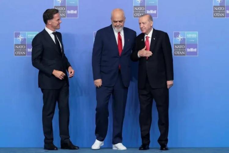 <p><span style="color:#B22222"><strong>NATO ZİRVESİ'NDE SPOR AYAKKABI</strong></span></p>

<p>Zirvede Arnavutluk Başbakanı Edi Rama, yine spor ayakkabısıyla dikkat &ccedil;ekti.</p>

<p>&nbsp;</p>

<p>Rama, platformda yerini alırken de uzun boyu nedeniyle &ouml;nce bir basamak indi, sonra yerine d&ouml;nd&uuml;.</p>
