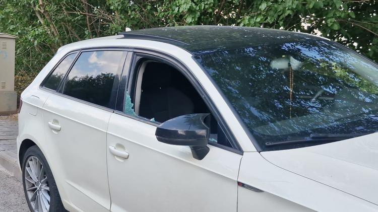 <p>Saldırının ardından ka&ccedil;an ş&uuml;phelinin yakalanması i&ccedil;in polis ekipleri &ccedil;alışma başlattı.</p>
