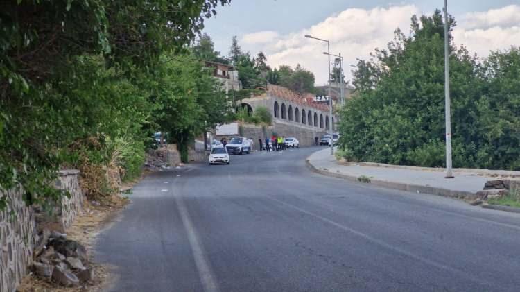 <p><span style="color:#A52A2A"><strong>Ş&Uuml;PHELİ YAKALANARAK G&Ouml;ZALTINA ALINDI</strong></span></p>

<p>&nbsp;</p>

<p>Soruşturma kapsamında d&uuml;zenlenen operasyonda, olayın ş&uuml;phelisi olduğu belirlenen C.K. yakalanıp g&ouml;zaltına alındı.&nbsp;&nbsp;</p>
