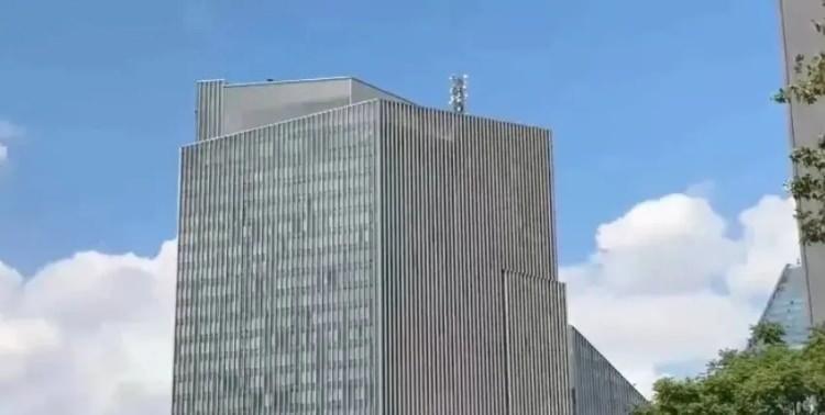<p>CNN T&Uuml;RK Muhabiri Murat Bekmezci, Trump'a &ouml;zel alınan koruma tedbirlerini a&ccedil;ıklayarak ABD Başkanı'nın kalacağı oteldeki &uuml;st d&uuml;zey g&uuml;venlik &ouml;nlemlerini anlattı.</p>

<p>&Ouml;yle ki; 23 katlı otel Trump i&ccedil;in kapatıldı, otelde camlar g&uuml;venilir hale getirildi.</p>
