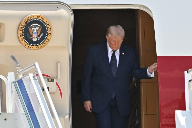 <p>Trump'ın kalacağı odada ayrı bir yatak odası, oturma odası ve &ouml;zel bir odası olacak, &ccedil;alışma odası olacak.</p>

<p>Trump 1000 kişilik ekiple T&uuml;rkiye'ye geldi. Gelen ekipler kapatılan otelde incelemeler yaptı. &Ouml;zellikle Trump'ın kalacağı otel ve b&uuml;y&uuml;kel&ccedil;ilik civarında.</p>
