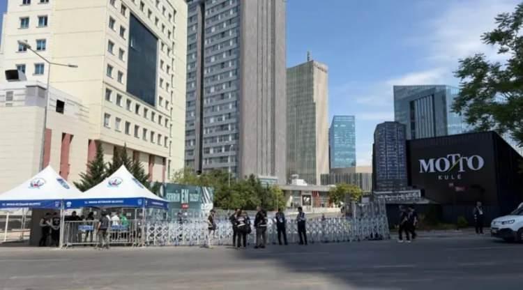 <p><span style="color:#B22222"><strong>OTELİN &Ccedil;EVRESİNDE Y&Uuml;KSEK G&Uuml;VENLİKLİ &Ouml;NLEM</strong></span></p>

<p>B&ouml;lgede polis &ouml;zel harekat ekipleri var, polis ekipleri var. ABD gizli servisinden bri&ccedil;ok kişi otel &ccedil;evresinde</p>

<p>Trump'ın kullanacağı helikopter de demonte şekilde getirildi.</p>
