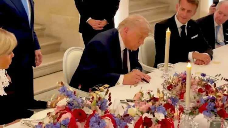 <p><span style="color:rgb(178, 34, 34)"><strong>YEMEĞİNİ GİZLİ SERVİS VERECEK</strong></span></p>

<p>Donald Trump i&ccedil;in yemek servisini ve temizliği otel personeli değil ABD'li personeller yapacak.</p>

<p>Otelin &ccedil;evresindeki yollar da trafiğe kapatıldı. Otelde sadece Trump'la gelen 1000 kişilik heyet bulunacak.</p>
