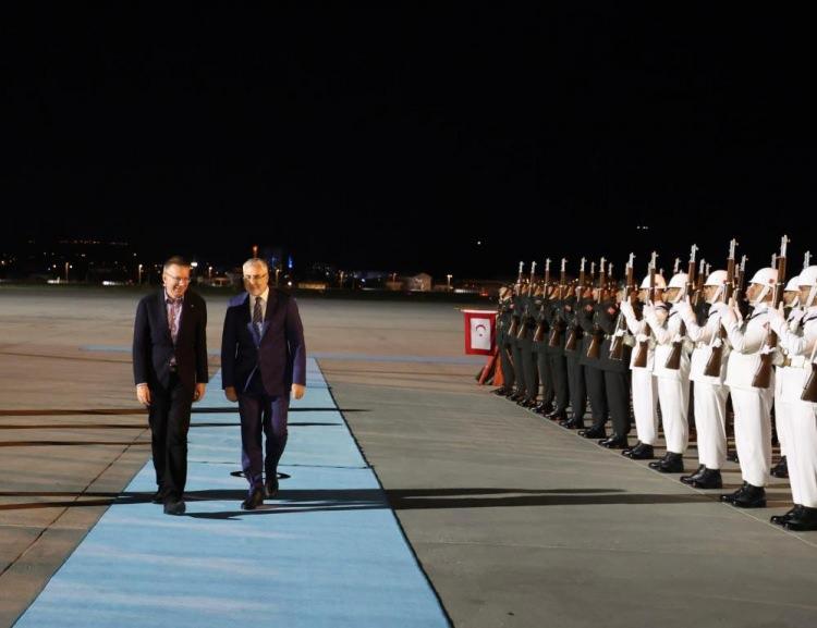 <p>Letonya Cumhurbaşkanı Edgars Rinkevics Cumhurbaşkanı Recep Tayyip Erdoğan'ın ev sahipliğinde 7-8 Temmuz tarihlerinde ger&ccedil;ekleştirilecek olan 36'ncı NATO Devlet ve H&uuml;k&uuml;met Başkanları Zirvesi'ne katılmak i&ccedil;in Ankara'ya geldi. Rinkevics'i &Ccedil;alışma ve Sosyal G&uuml;venlik Bakanı Vedat Işıkhan karşıladı.</p>
