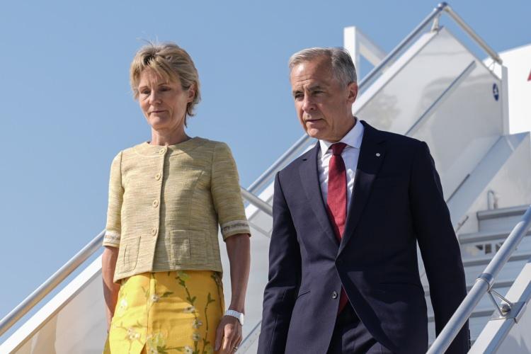 <p>Ankara&rsquo;da d&uuml;zenlenen 36.⁠ ⁠NATO Devlet ve H&uuml;k&uuml;met Başkanları Zirvesi &ouml;ncesinde, Kanada Başbakanı Mark Carney, eşi Diana Fox Carney ile Ankara Havalimanı'na geldi.</p>
