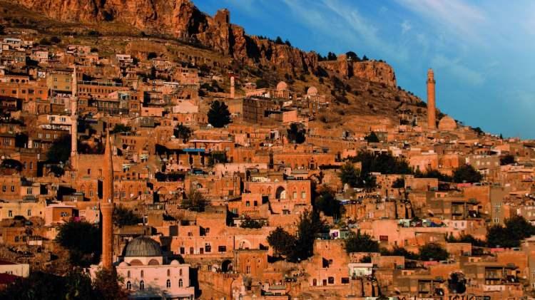 <p>UNESCO'nun 2026 yılı g&uuml;ncel raporunda, binlerce yıldır kesintisiz yaşamın s&uuml;rd&uuml;ğ&uuml; d&uuml;nyanın en eski şehirleri sıralandı. İnsanlık tarihine ışık tutan listede T&uuml;rkiye'den de iki kadim şehir yer alarak dikkat &ccedil;ekti. Peki, d&uuml;nyanın en eski şehirleri hangileri, T&uuml;rkiye'den hangi iller listeye girdi.&nbsp;</p>
