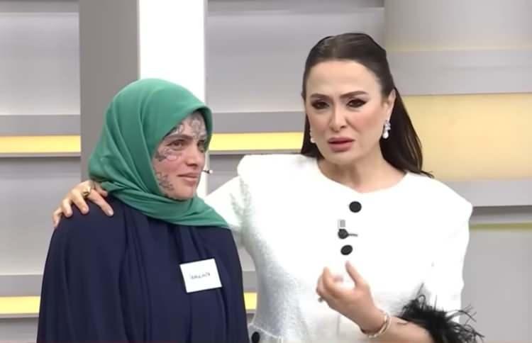 <p><strong>Yaşadığı dolandırıcılık vakasından ziyade, g&ouml;r&uuml;n&uuml;m&uuml;yle dikkatleri &uuml;zerine &ccedil;eken &Uuml;nal, daha sonra Sinem Yıldız&rsquo;ın sunduğu bir programa konuk oldu.</strong></p>
