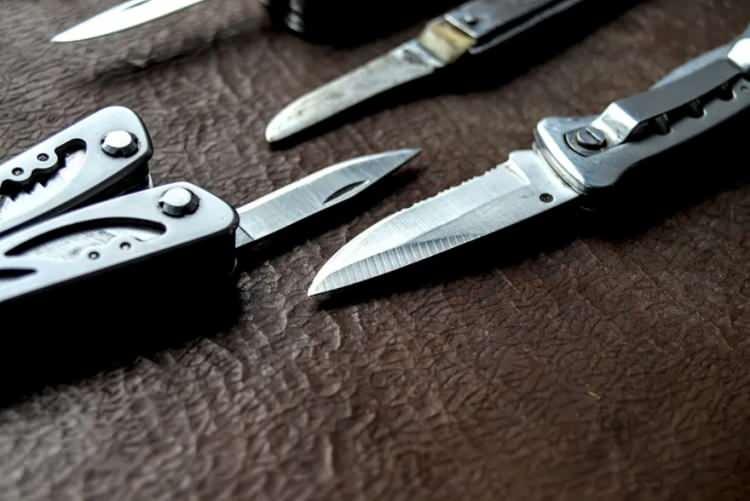 <p>Yasağa aykırı hareket edenlere 5 bin lira, aletlerin sayı veya nitelik bakımından vahim olması halinde 10 bin lira idari para cezası verilecek. &Uuml;r&uuml;nlere el konulacak ve m&uuml;lkiyetleri kamuya ge&ccedil;irilebilecek. Yasaklar internet ve mesafeli satışlarda da ge&ccedil;erli olacak.</p>

<p><br />
Mesleğin icrası i&ccedil;in gerekli olan bı&ccedil;ak, şiş ve benzeri ara&ccedil;ların işyerinde ve işi yapan kişilerce kullanılması ise yasak kapsamında olmayacak.</p>

<p>&nbsp;</p>

