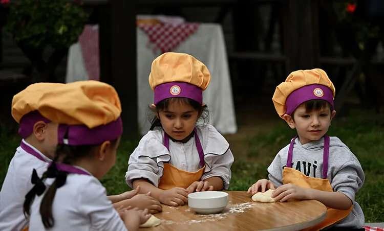 <p>&Ccedil;ocuğun bireysel &ouml;zellikleri, aile yapısı, eğitim durumu, sosyal &ccedil;evresi ve su&ccedil;a y&ouml;nelme nedenleri raporla incelenecek. Sosyal inceleme yapılmadan hazırlanan iddianame mahkeme tarafından savcılığa iade edilebilecek.</p>

<p><br />
15 yaşını doldurmuş &ccedil;ocuklar hakkında sosyal inceleme yapılmaması halinde ise savcı, mahkeme veya &ccedil;ocuk h&acirc;kimi bunun gerek&ccedil;esini iddianamede ya da kararda a&ccedil;ıklayacak.</p>
