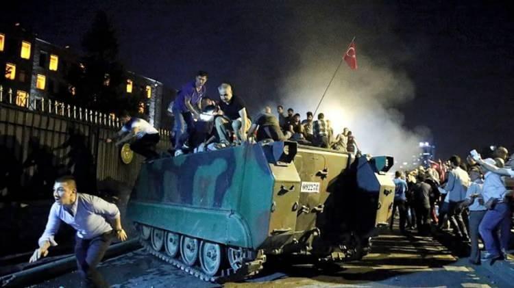 <p>Avrupa, darbe girişimini kınamakla yetindi ve bu konuda ikircikli tutum takındı.</p>

<p>15 Temmuz'un &uuml;zerinden 2 ay ge&ccedil;tiği d&ouml;nemde dahi Almanya, Fransa, Hollanda ve İtalya'dan T&uuml;rkiye'ye devlet başkanı veya başbakan d&uuml;zeyinde ziyaret ger&ccedil;ekleşmedi.</p>
