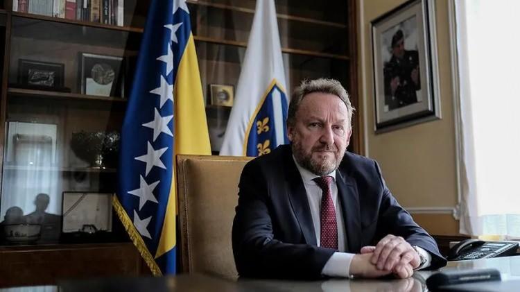 <p>D&ouml;nemin Bosna Hersek Devlet Başkanlığı Konseyi Başkanı Bakir İzetbegovic, yaşananların darbe girişimi olduğunun anlaşılmasından kısa s&uuml;re sonra T&uuml;rkiye'deki se&ccedil;ilmiş h&uuml;k&uuml;meti, demokrasiyi ve dost &uuml;lkenin Cumhurbaşkanı Recep Tayyip Erdoğan'ı sonuna kadar desteklediklerini bildirdi.</p>

